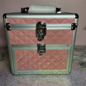 Cosmetic storage box never used and has a key !